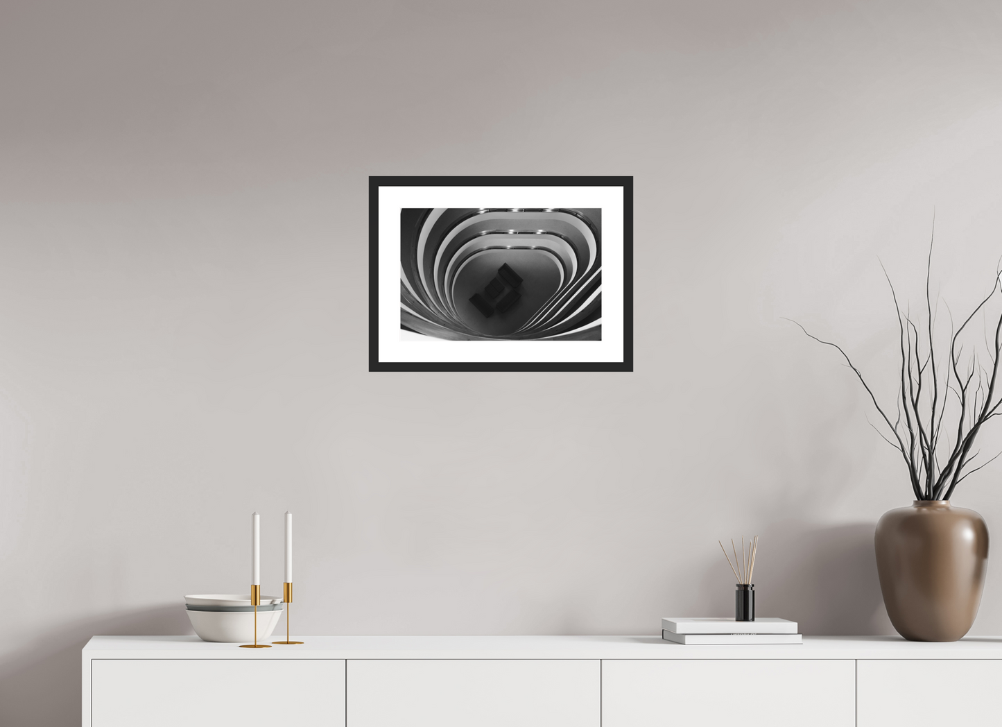 Eavesdropping - Schwarzweiß-Architekturfotografie - Hochwertiger Abzug in Galeriequalität