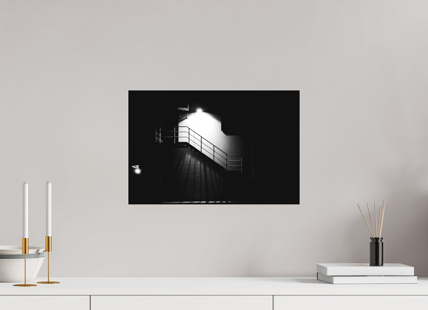 45 x 30 cm, Ilford on Aluminium behind Acrylic Glass After Hours - Schwarzweiß-Nachtfotografie - Hochwertiger Abzug in Galeriequalität