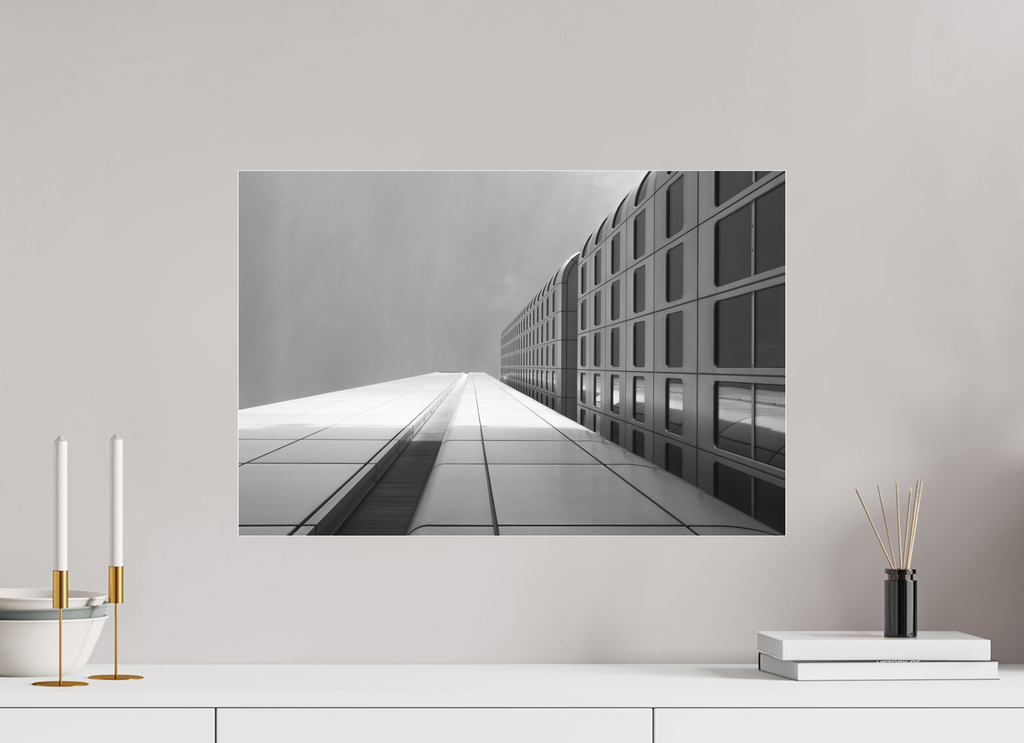 60 x 40 cm, Ilford on Aluminium behind Acrylic Glass Vertigo - Schwarzweiß-Architekturfotografie - Hochwertiger Abzug in Galeriequalität