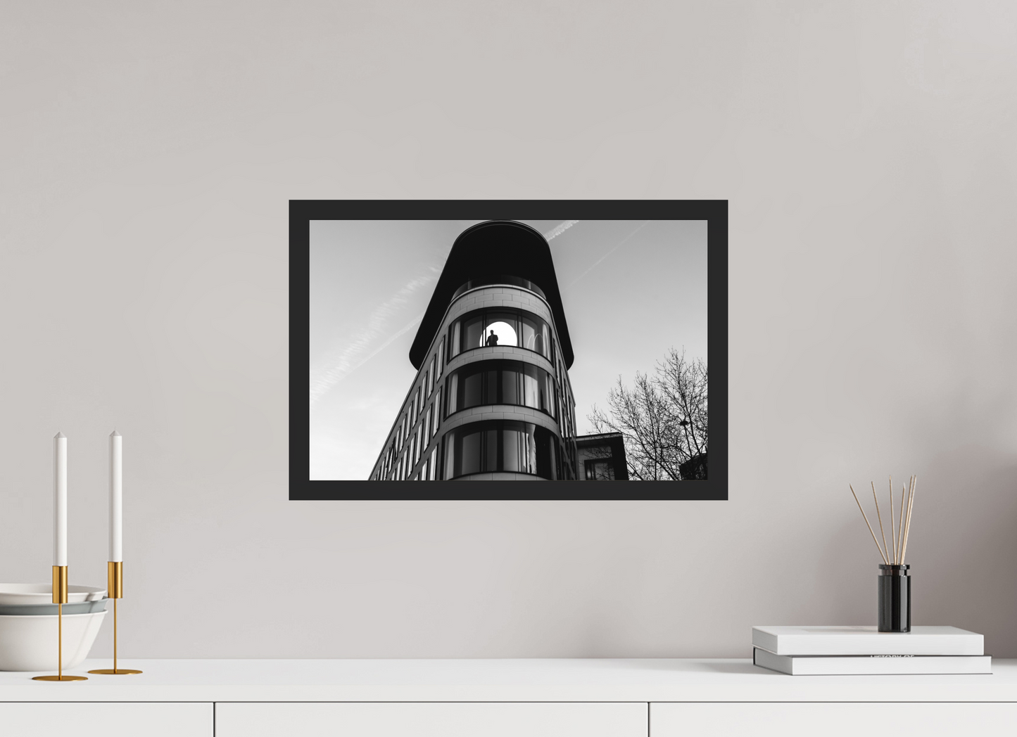 On the Moon - Schwarzweiß-Architekturfotografie - Hochwertiger Abzug in Galeriequalität