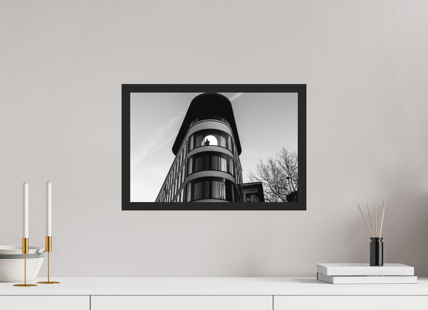 On the Moon - Schwarzweiß-Architekturfotografie - Hochwertiger Abzug in Galeriequalität