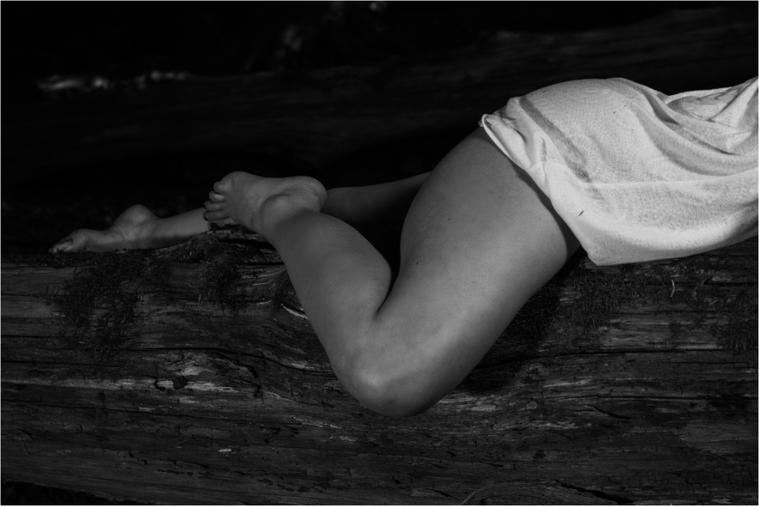 Rest - Schwarzweiß-Fotografie, Teilakt - Hochwertiger Abzug in Galeriequalität