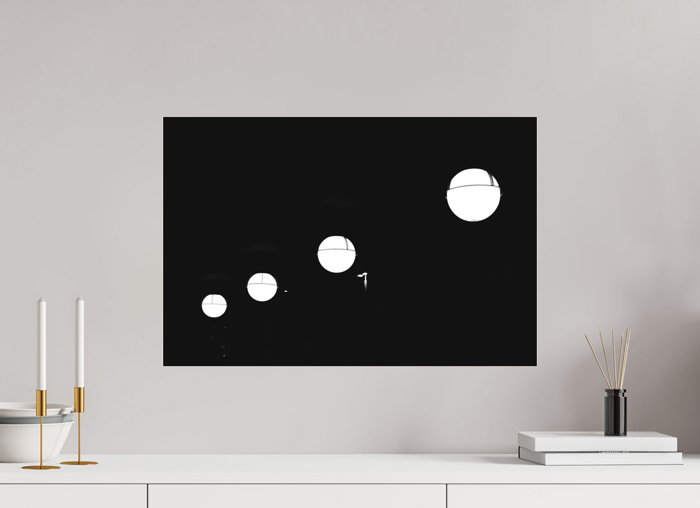 60 x 40 cm, Ilford on Aluminium behind Acrylic Glass Trajectory - Abstrakte Schwarzweiß-Nachtfotografie - Hochwertiger Abzug in Galeriequalität