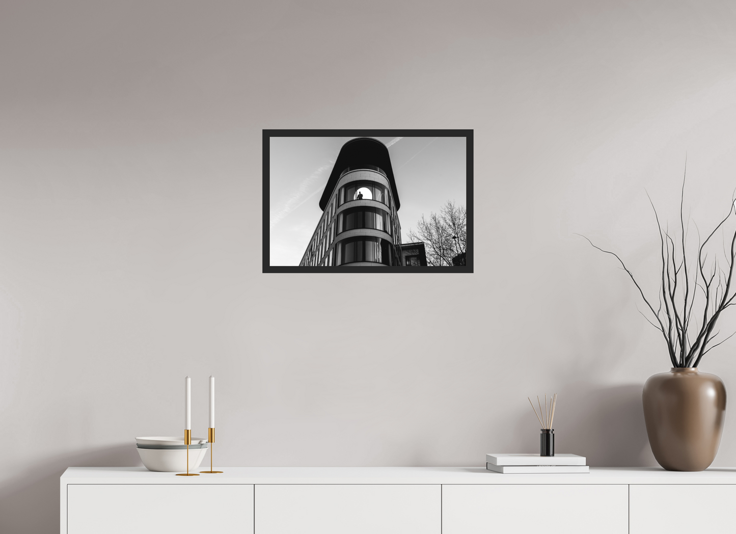 On the Moon - Schwarzweiß-Architekturfotografie - Hochwertiger Abzug in Galeriequalität