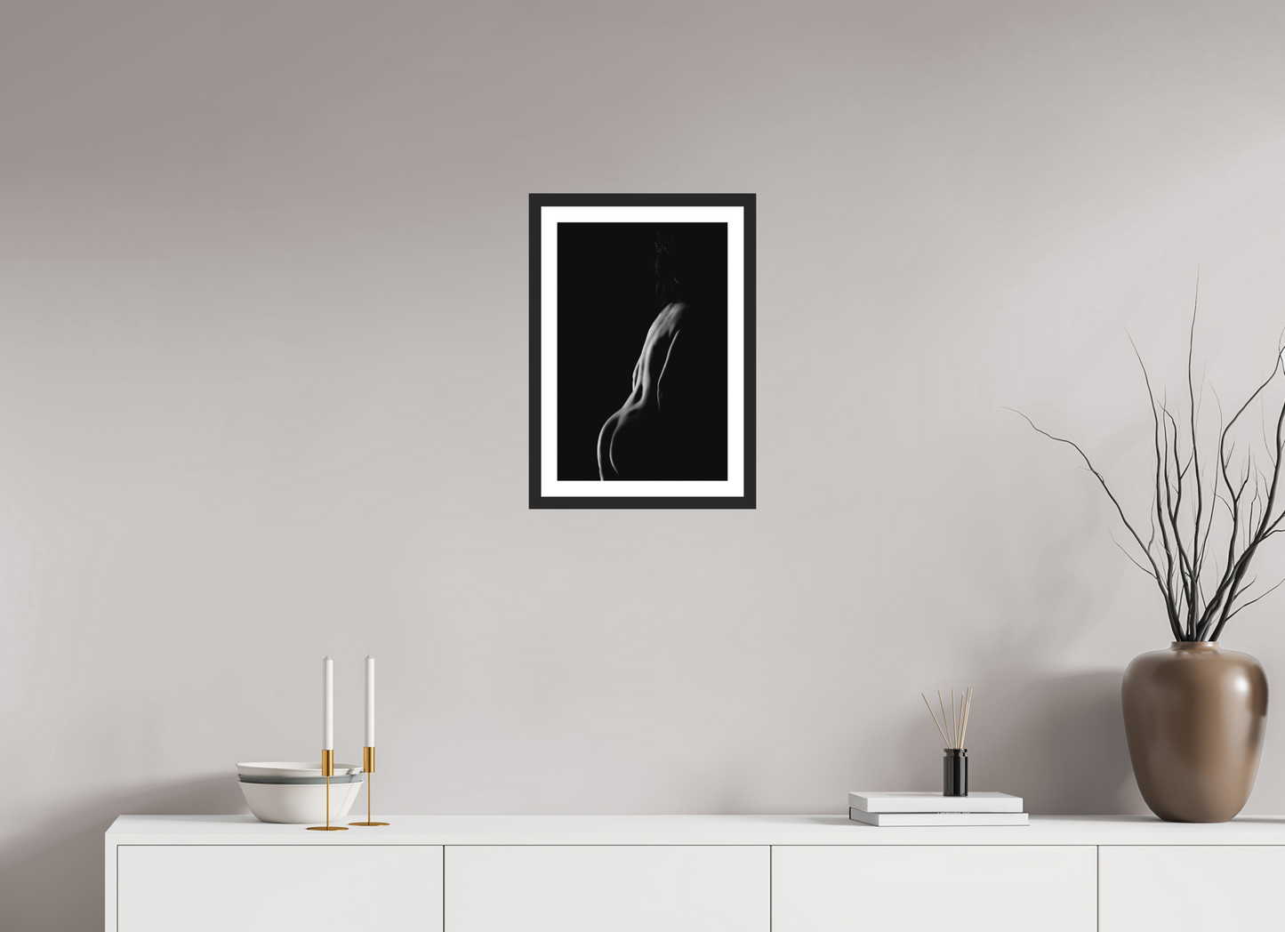 Crescent Moon II - Schwarzweiß-Fotografie, Teilakt - Hochwertiger Abzug in Galeriequalität