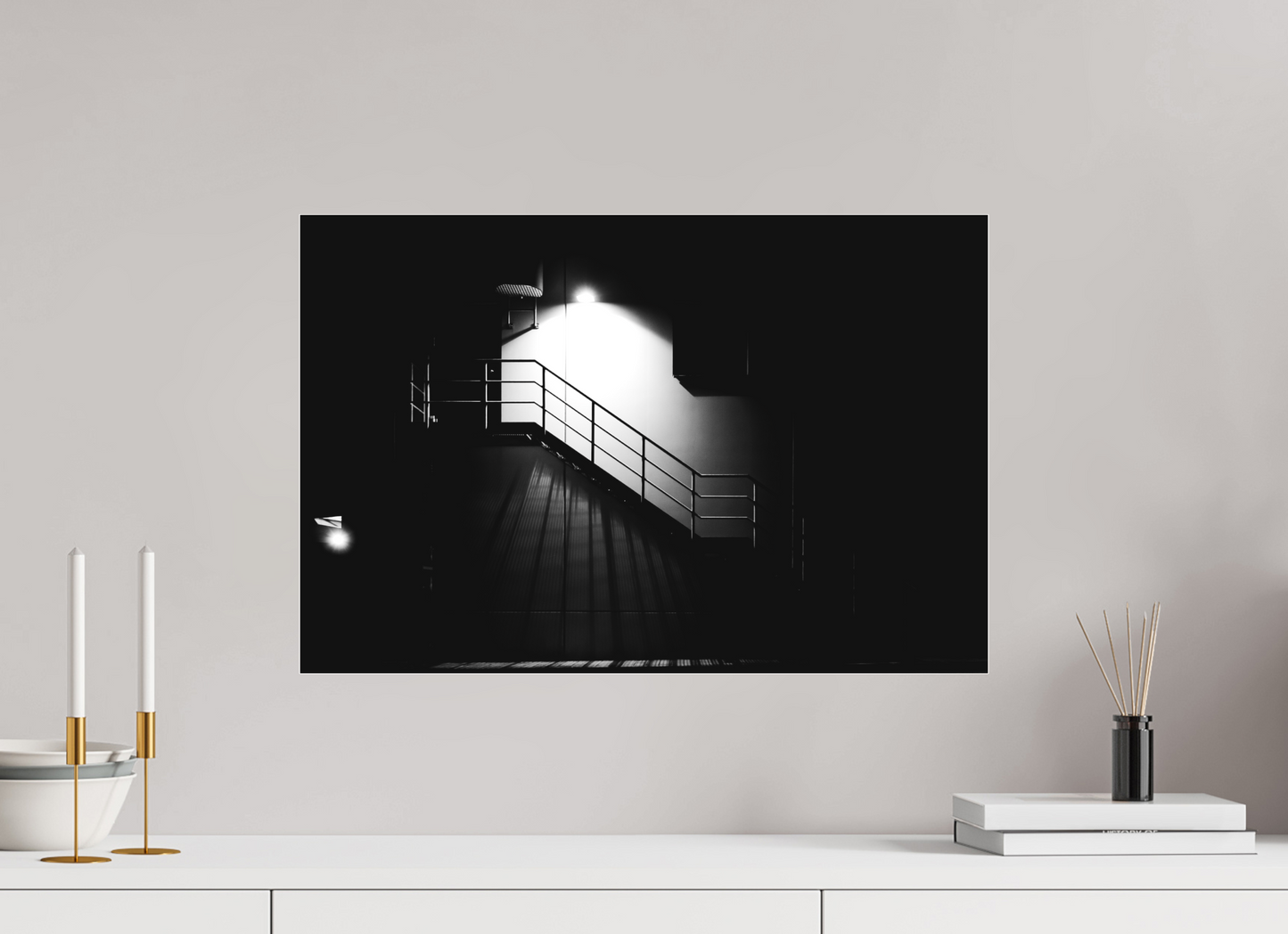 60 x 40 cm, Ilford on Aluminium behind Acrylic Glass After Hours - Schwarzweiß-Nachtfotografie - Hochwertiger Abzug in Galeriequalität