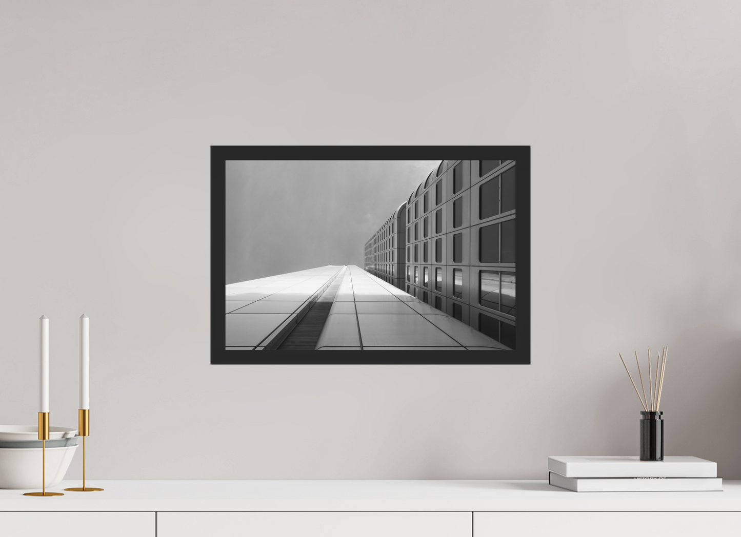 45 x 30 cm, Ilford on Aluminium behind Acrylic Glass, Framed Vertigo - Schwarzweiß-Architekturfotografie - Hochwertiger Abzug in Galeriequalität