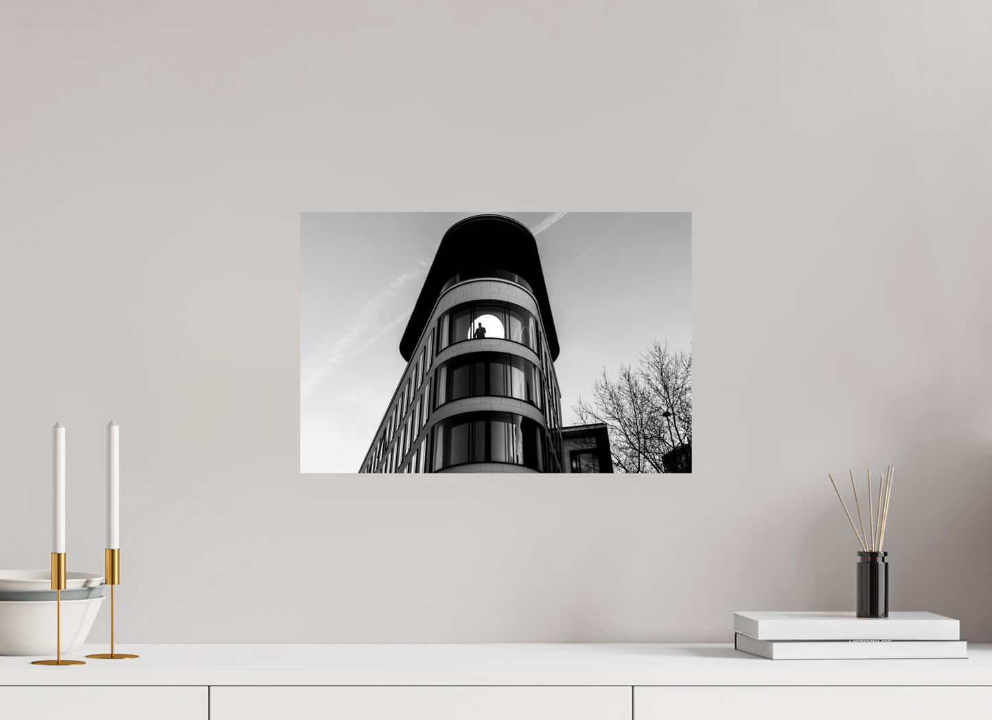 On the Moon - Schwarzweiß-Architekturfotografie - Hochwertiger Abzug in Galeriequalität
