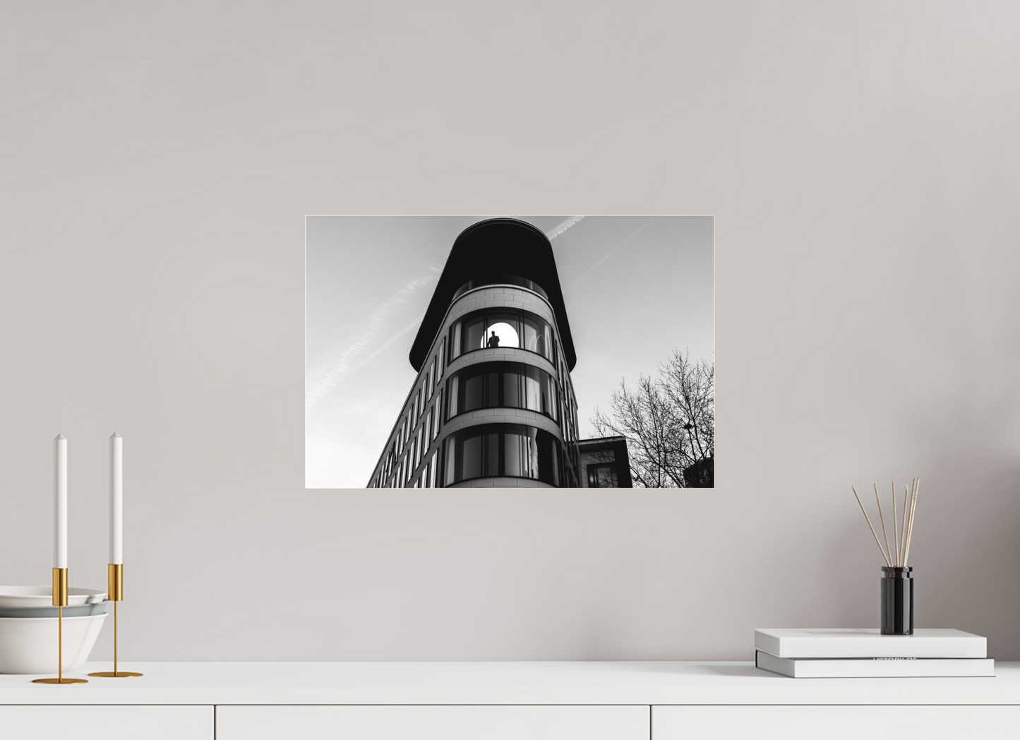 On the Moon - Schwarzweiß-Architekturfotografie - Hochwertiger Abzug in Galeriequalität