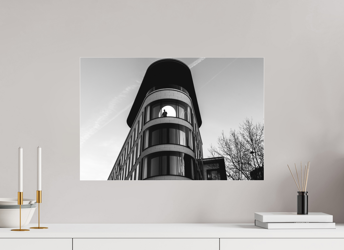 On the Moon - Schwarzweiß-Architekturfotografie - Hochwertiger Abzug in Galeriequalität