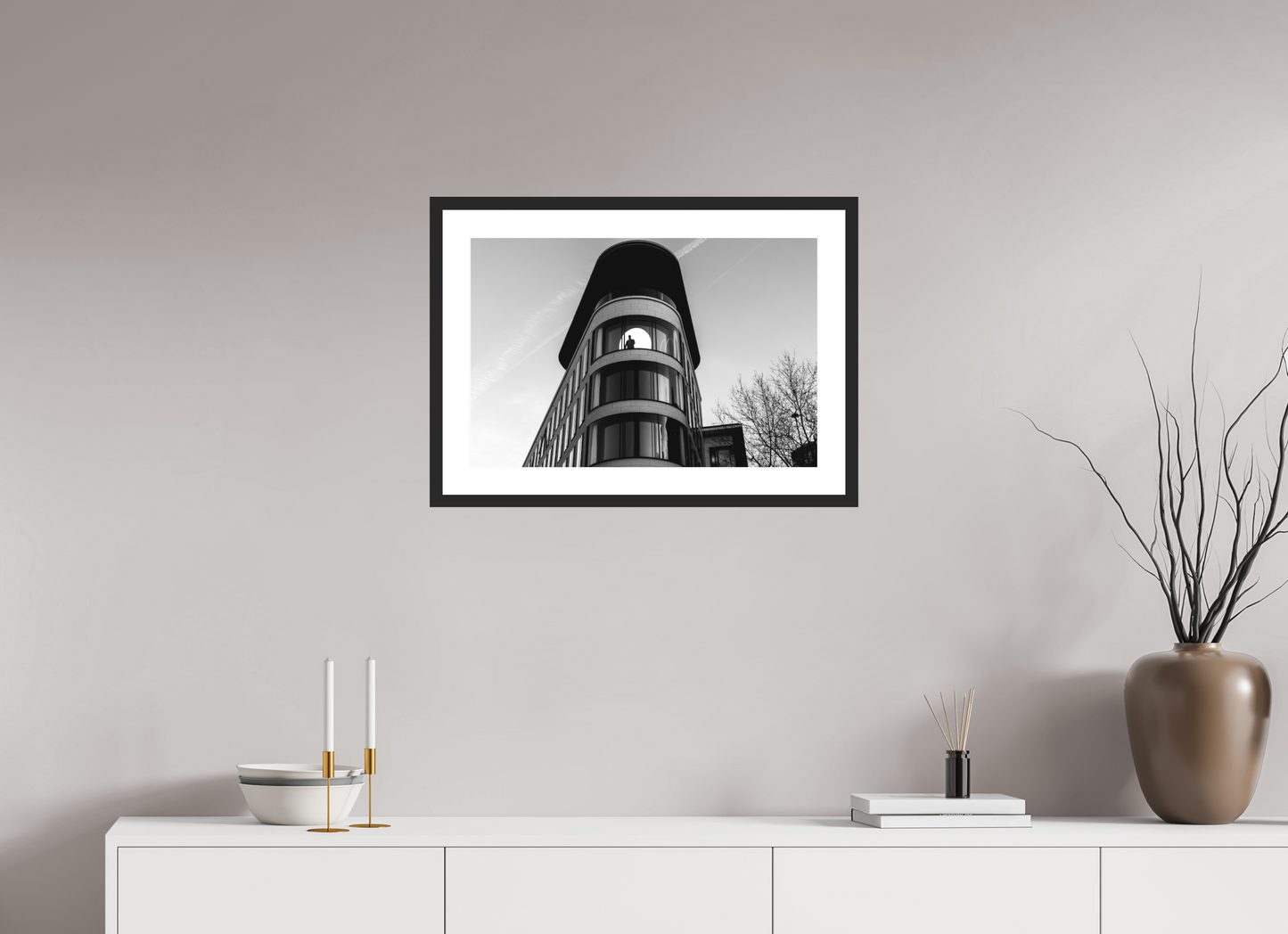 On the Moon - Schwarzweiß-Architekturfotografie - Hochwertiger Abzug in Galeriequalität