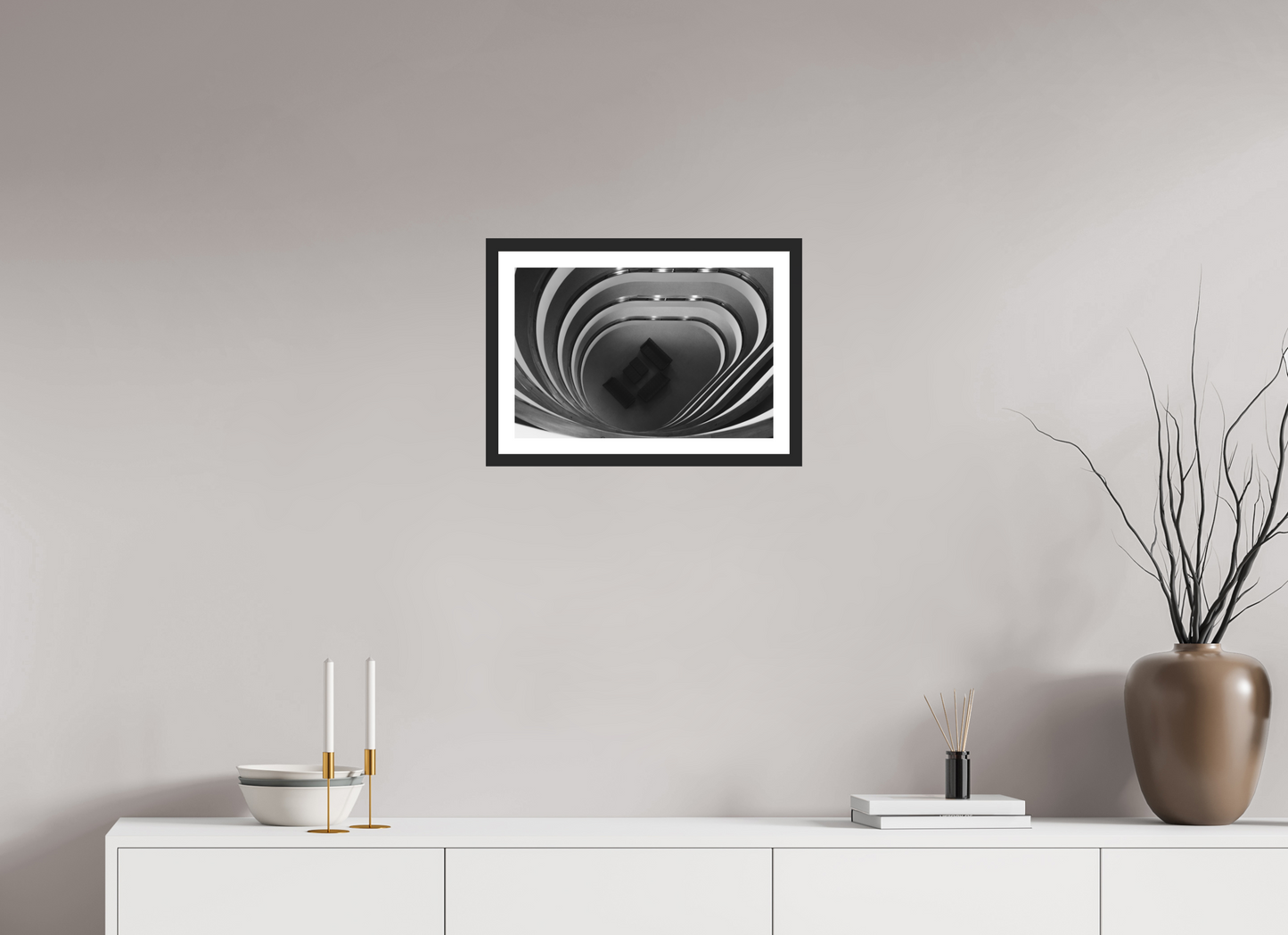 Eavesdropping - Schwarzweiß-Architekturfotografie - Hochwertiger Abzug in Galeriequalität
