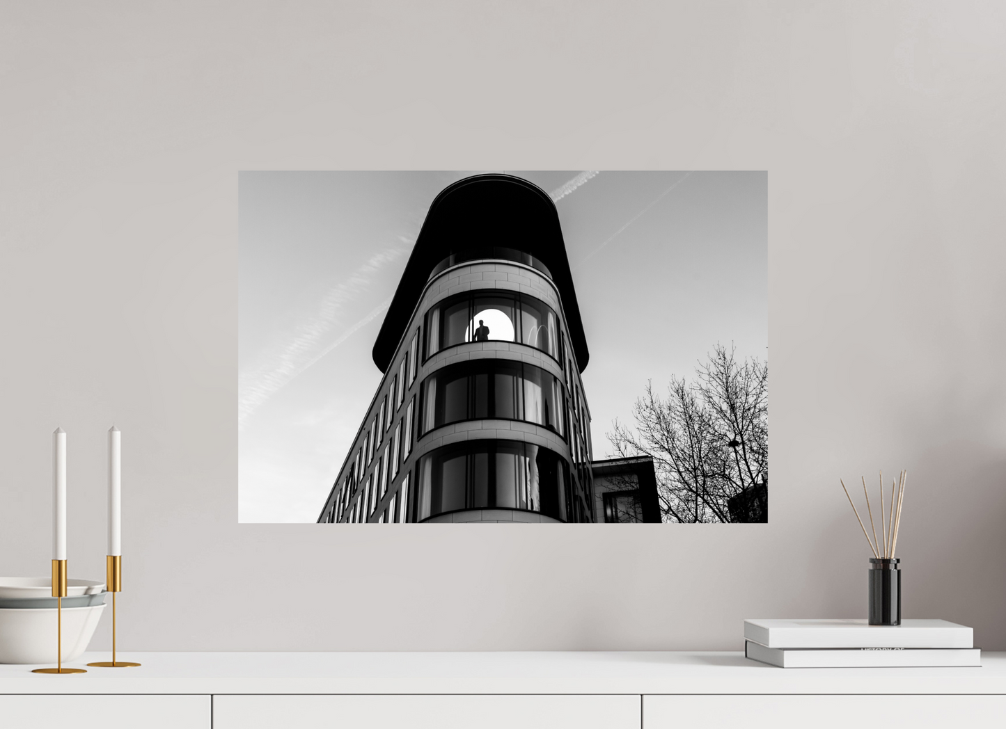 On the Moon - Schwarzweiß-Architekturfotografie - Hochwertiger Abzug in Galeriequalität