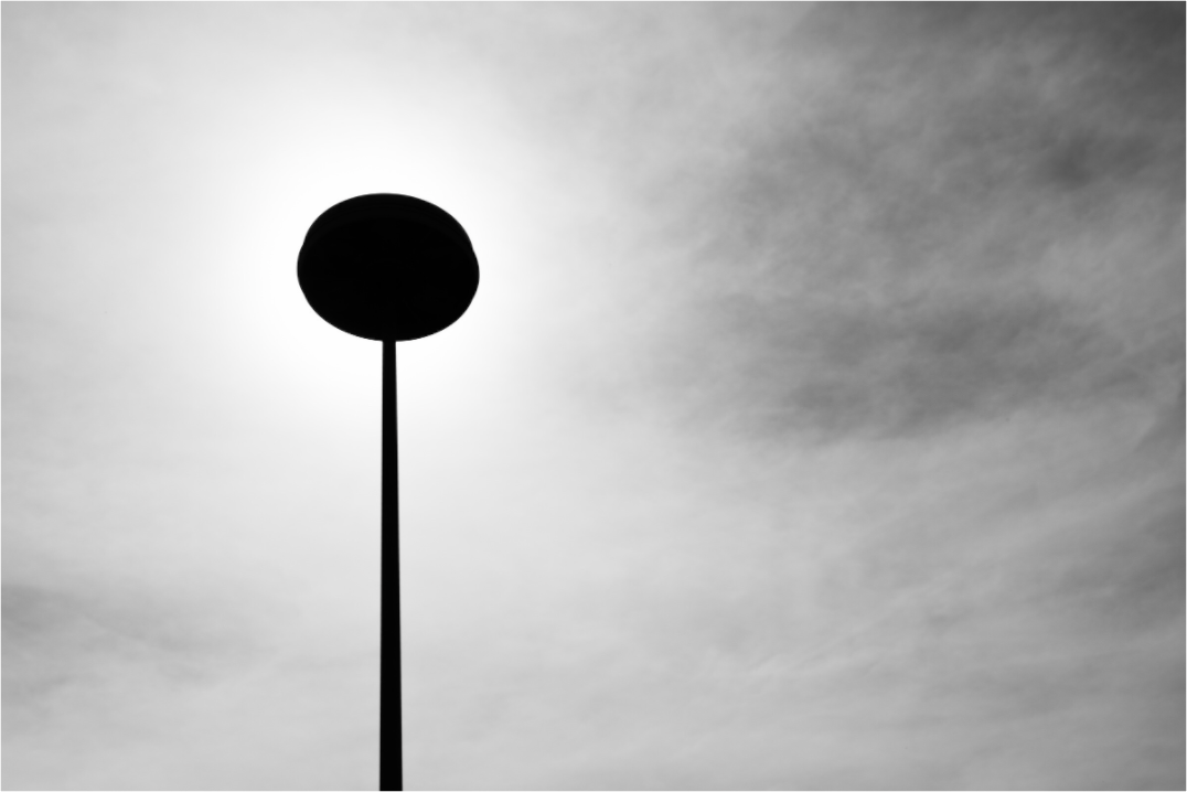 Nail II - Abstrakte Minimalistische Schwarzweiß-Fotografie - Hochwertiger Abzug in Galeriequalität