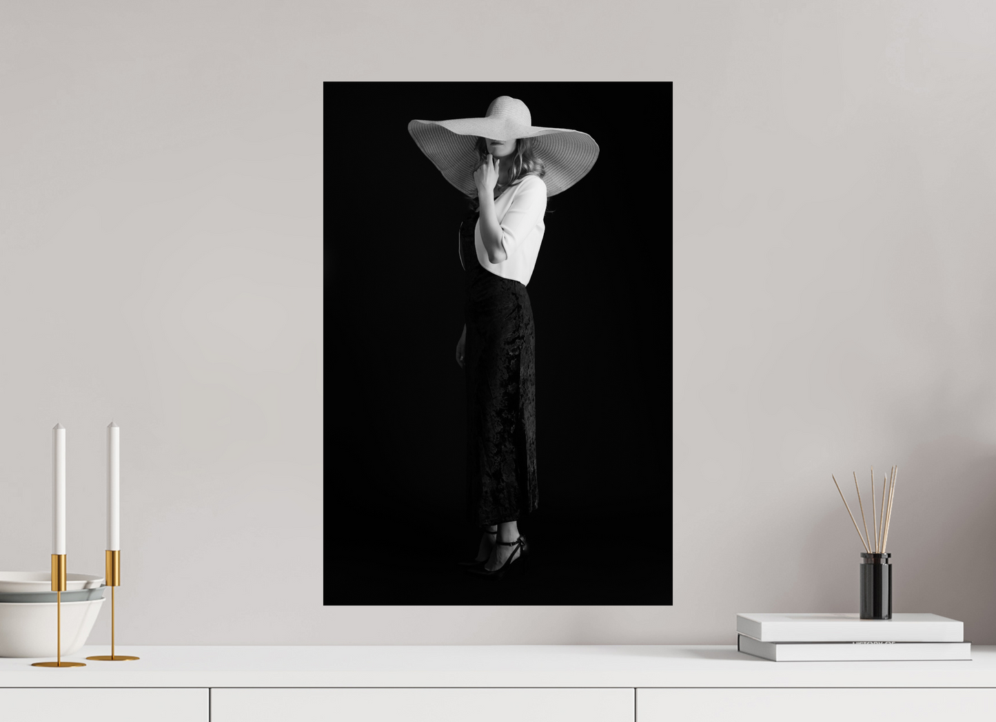Distant - Schwarzweiß-Fotografie, Portrait - Hochwertiger Abzug in Galeriequalität