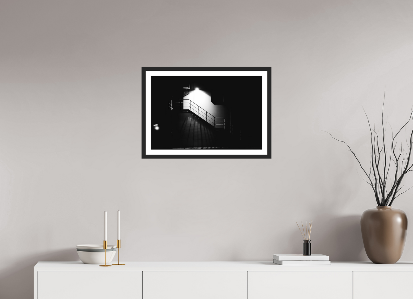 60 x 40 cm, Ilford on Aluminium, Framed with Border After Hours - Schwarzweiß-Nachtfotografie - Hochwertiger Abzug in Galeriequalität