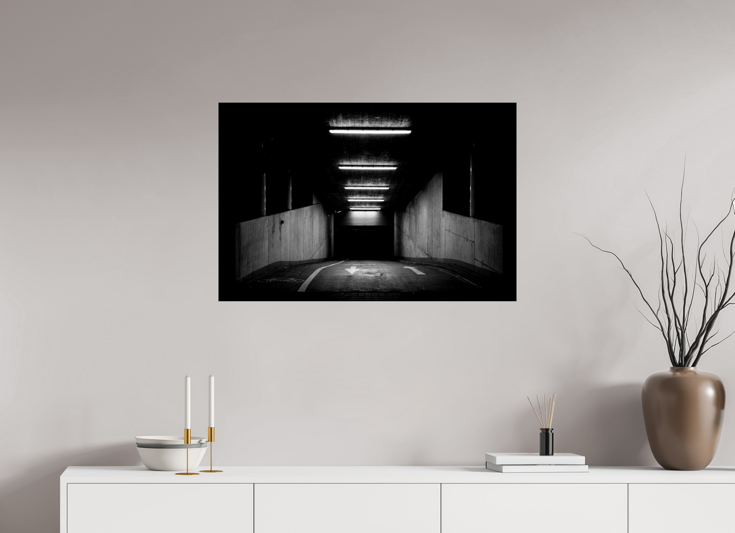 In or Out? - Schwarzweiß-Nachtfotografie - Hochwertiger Abzug in Galeriequalität