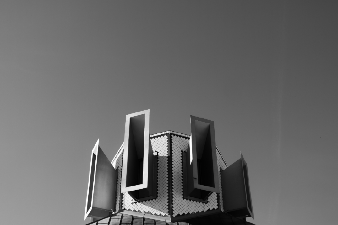 Horns - Abstrakte Schwarzweiß-Architekturfotografie - Hochwertiger Abzug in Galeriequalität