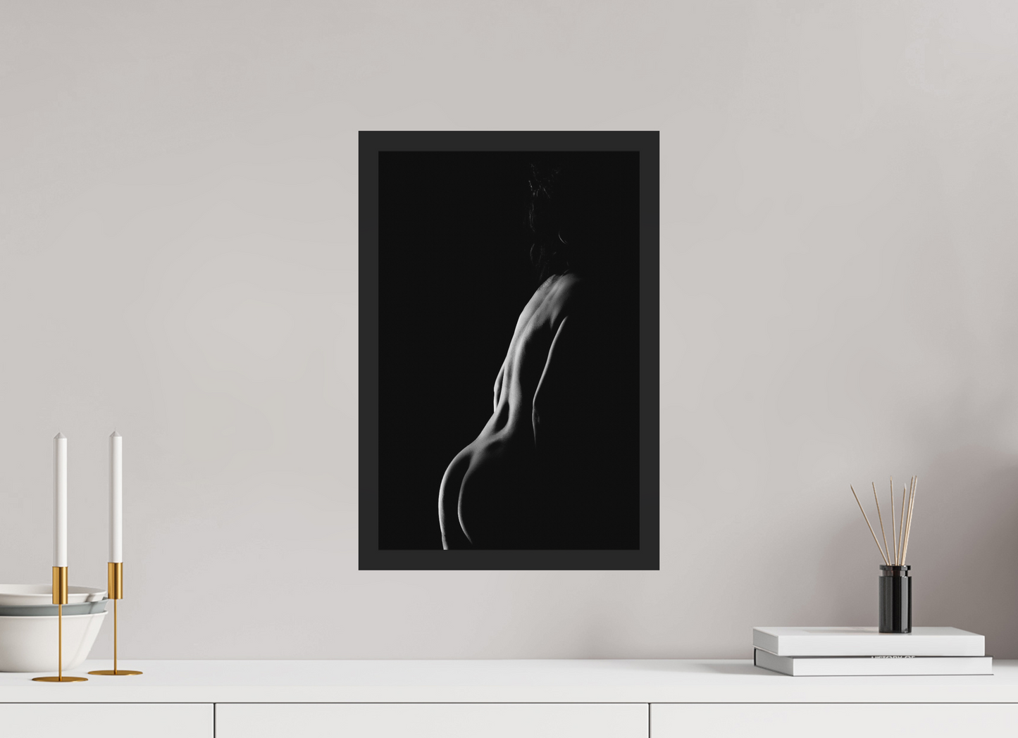 Crescent Moon II - Schwarzweiß-Fotografie, Teilakt - Hochwertiger Abzug in Galeriequalität