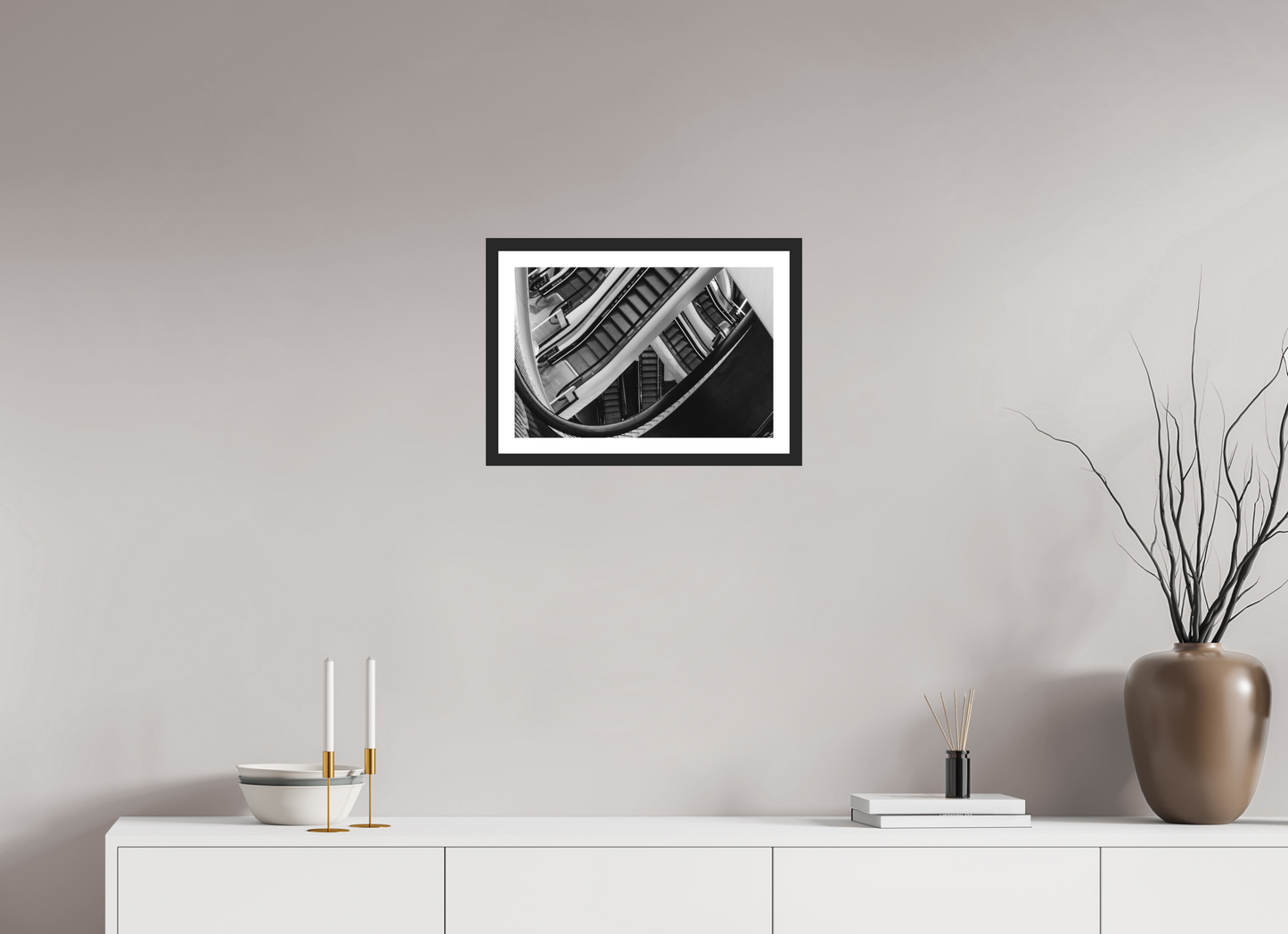 45 x 30 cm, Ilford on Aluminium behind Acrylic Glass, Framed with Border Labyrinth - Schwarzweiß-Architekturfotografie - Hochwertiger Abzug in Galeriequalität