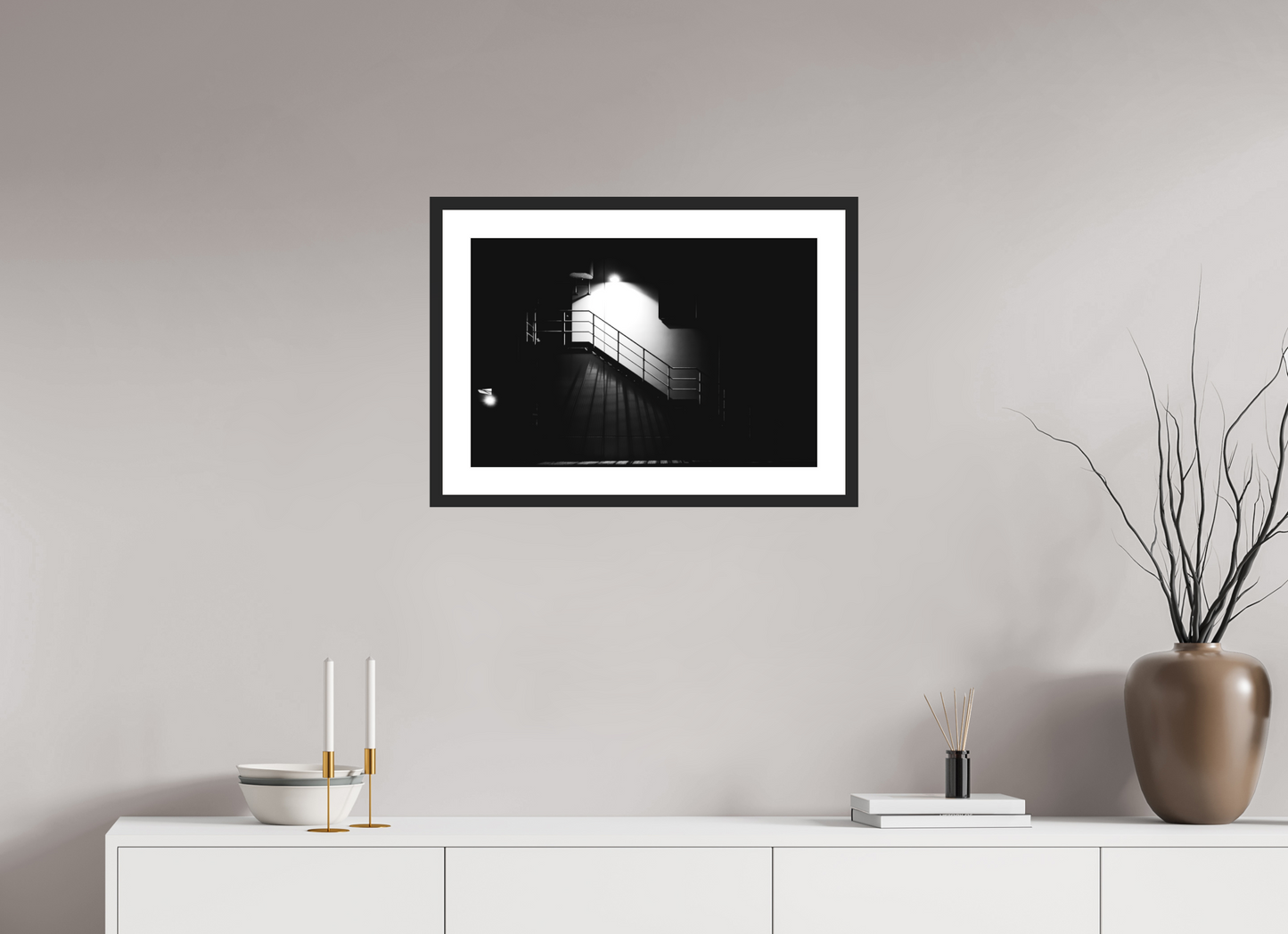 60 x 40 cm, Baryta Framed with Passepartout and Premium Glass After Hours - Schwarzweiß-Nachtfotografie - Hochwertiger Abzug in Galeriequalität