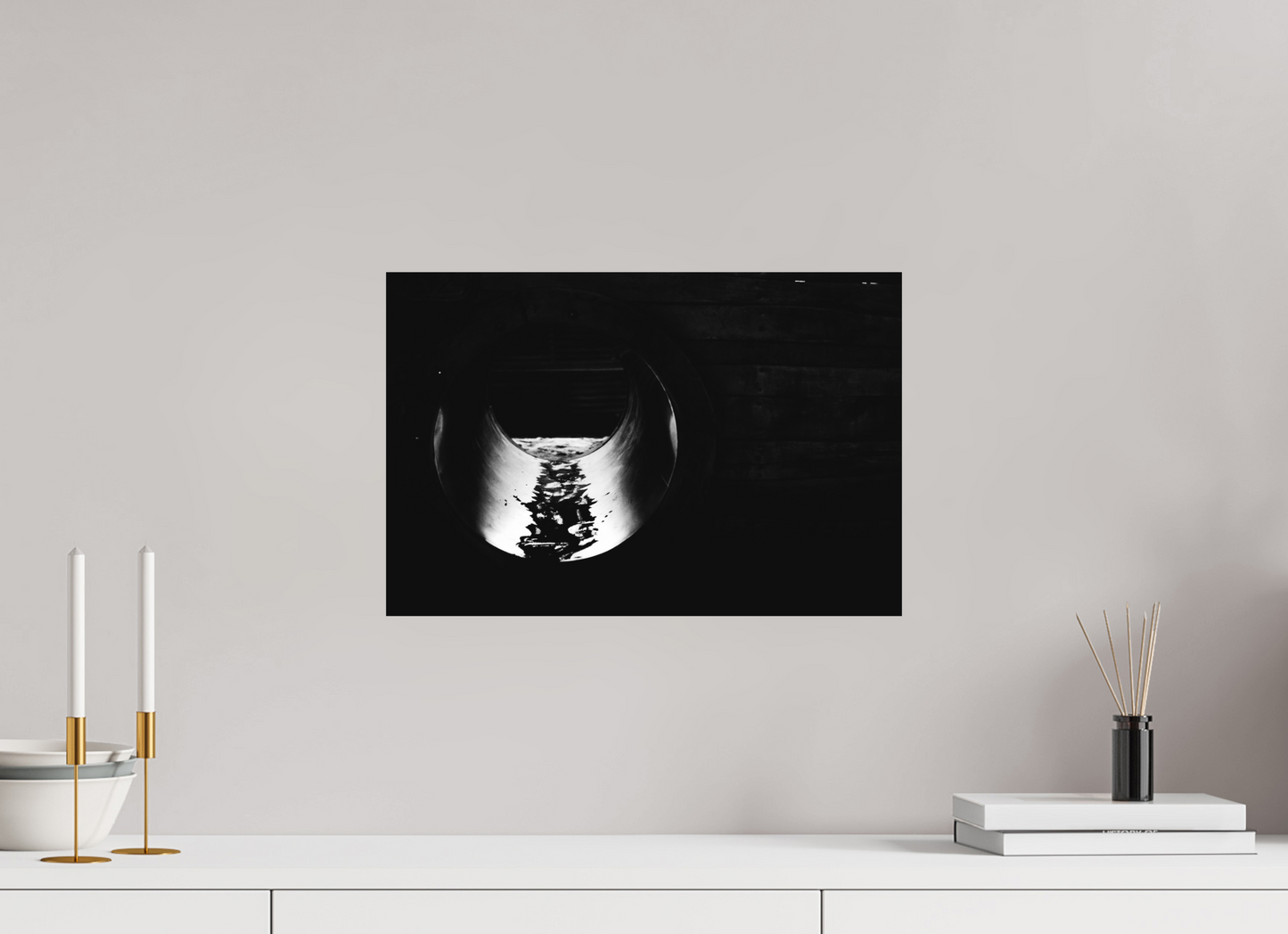 45 x 30 cm, Ilford on Aluminium Pipe - Abstrakte Schwarzweiß Nachtfotografie - Hochwertiger Abzug in Galeriequalität