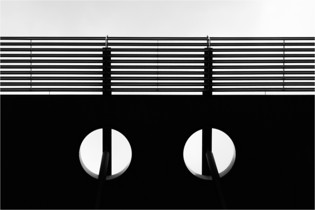 Feline - Schwarzweiß-Architekturfotografie - Hochwertiger Abzug in Galeriequalität