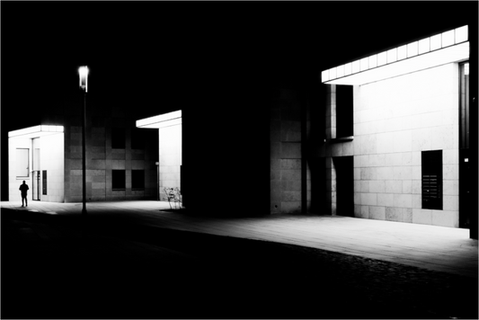 Ghosts - Schwarzweiß-Nachtfotografie - Hochwertiger Abzug in Galeriequalität