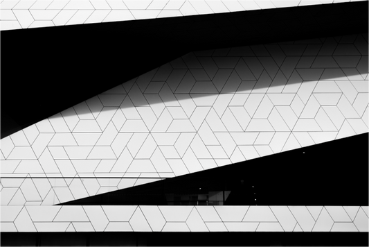 Triangles III - Schwarzweiß-Architekturfotografie - Hochwertiger Abzug in Galeriequalität