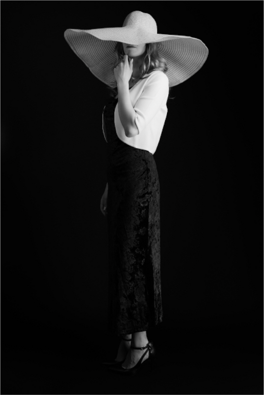 Distant - Schwarzweiß-Fotografie, Portrait - Hochwertiger Abzug in Galeriequalität