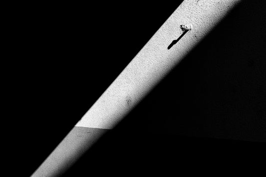 Isolation - Abstrakte Schwarzweiß-Fotografie - Instant High-Res Download