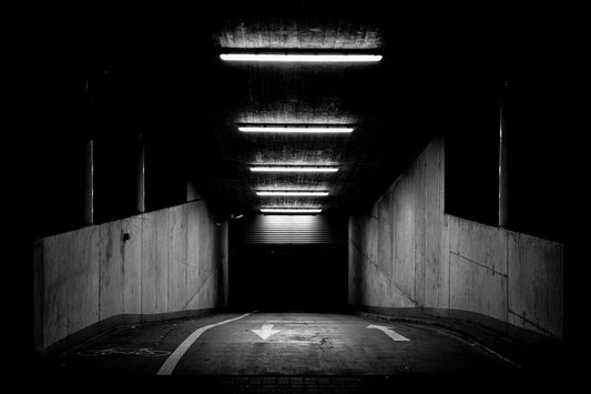 In or Out? - Schwarzweiß-Nachtfotografie - Instant High-Res Download
