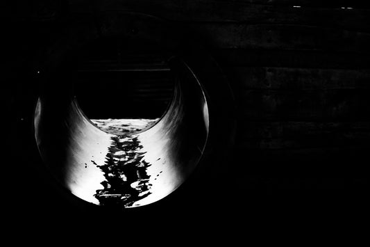 Pipe - Abstrakte Schwarzweiß-Nachtfotografie - Instant High-Res Download