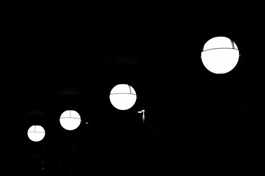 Trajectory - Abstrakte Schwarzweiß-Nachtfotografie - Instant High-Res Download