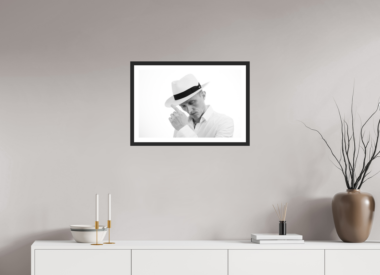 60 x 40 cm, Ilford on Aluminium, Framed with Border Contemplation - Schwarzweiß-Fotografie - Portrait - Hochwertiger Abzug in Galeriequalität