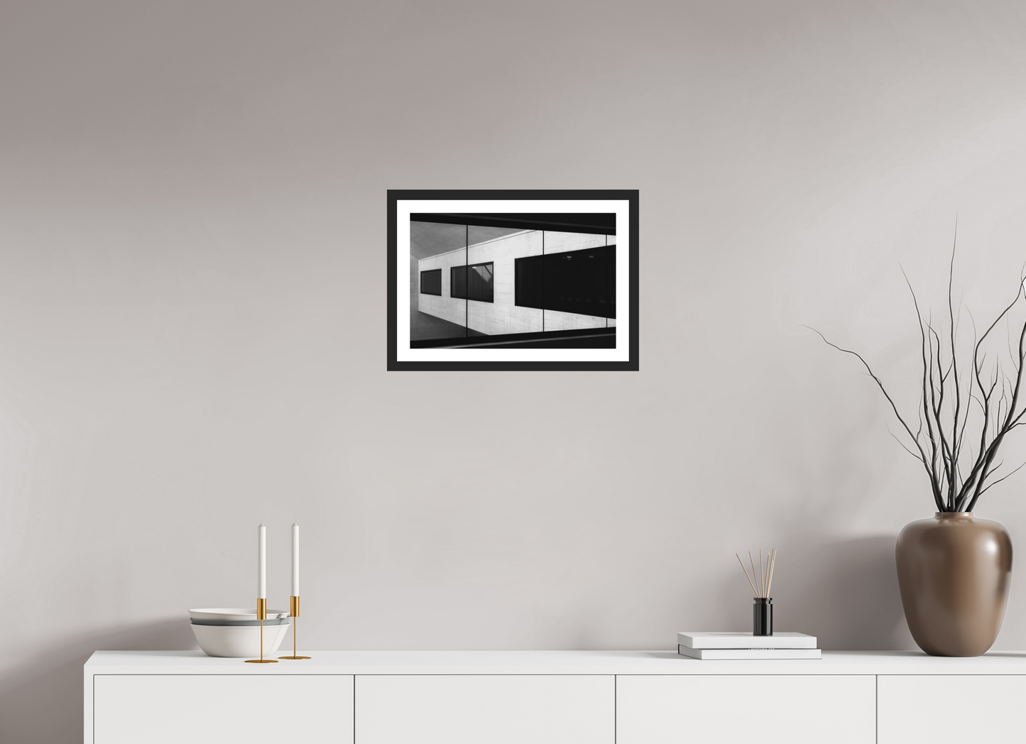 45 x 30 cm, Ilford on Aluminium behind Acrylic Glass, Framed with Border Cabin - Schwarzweiß-Architekturfotografie - Hochwertiger Abzug in Galeriequalität