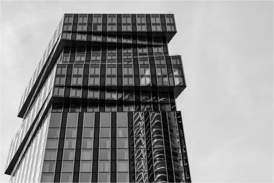 Jenga - Schwarzweiß-Architekturfotografie - Hochwertiger Abzug in Galeriequalität