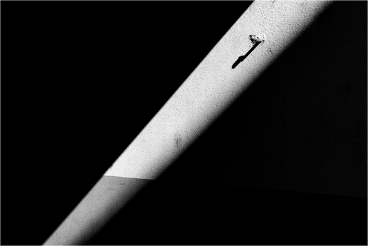 Main image Isolation - Abstrakte Schwarzweiß-Fotografie - Hochwertiger Abzug in Galeriequalität