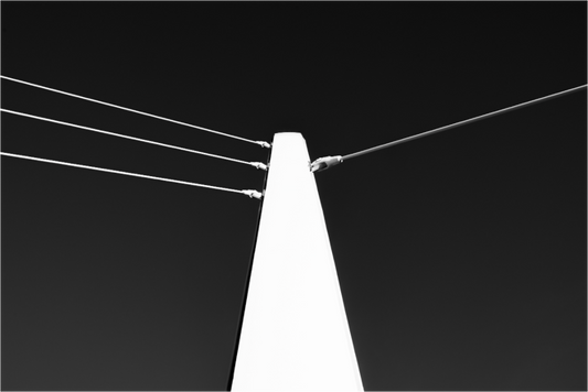 Suspension III - Minimalistische Schwarzweiß-Fotografie - Hochwertiger Abzug in Galeriequalität
