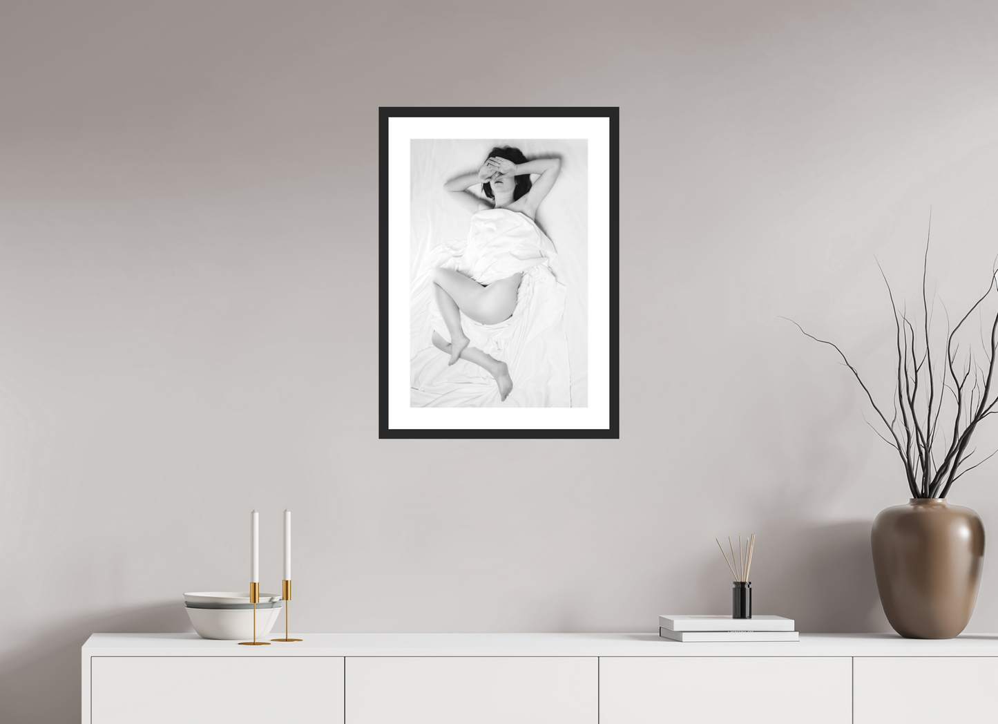 40 x 60 cm, Ilford Framed with Passepartout and Premium Glass Rise - Schwarzweiß-Fotografie - Teilakt - Hochwertiger Abzug in Galeriequalität