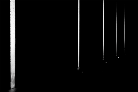 Light Sabers - Minimalistische Schwarzweiß-Nachtfotografie - Hochwertiger Abzug in Galeriequalität