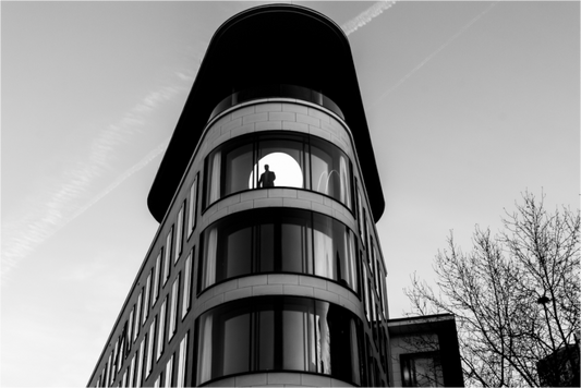 On the Moon - Schwarzweiß-Architekturfotografie - Hochwertiger Abzug in Galeriequalität