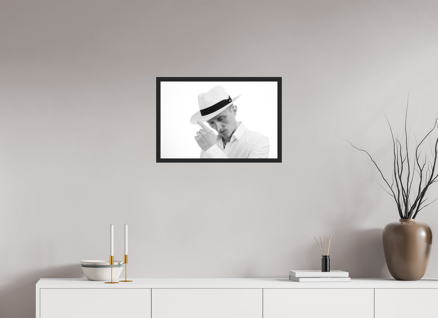 60 x 40 cm, Ilford on Aluminium behind Acrylic Glass, Framed Contemplation - Schwarzweiß-Fotografie - Portrait - Hochwertiger Abzug in Galeriequalität