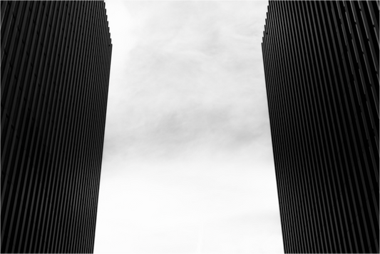 Gate - Minimalistische Schwarzweiß-Architekturfotografie - Hochwertiger Abzug in Galeriequalität