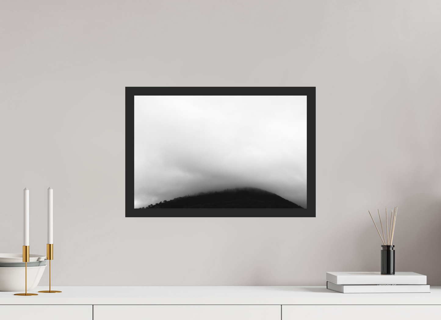 45 x 30 cm, Ilford on Aluminium behind Acrylic Glass, Framed Haze II - Minimalistische Schwarzweiß-Landschaftsfotografie - Hochwertiger Abzug in Galeriequalität