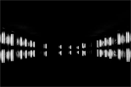Float - Abstrakte Schwarzweiß-Nachtfotografie - Hochwertiger Abzug in Galeriequalität