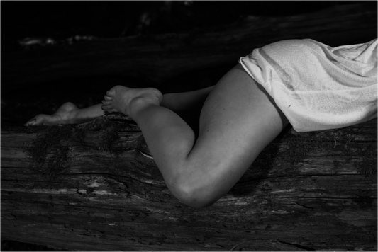 Rest - Schwarzweiß-Fotografie, Teilakt - Hochwertiger Abzug in Galeriequalität