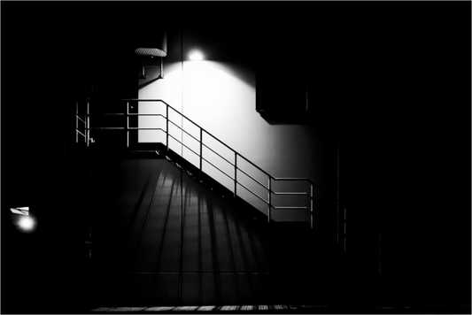 Main image After Hours - Schwarzweiß-Nachtfotografie - Hochwertiger Abzug in Galeriequalität