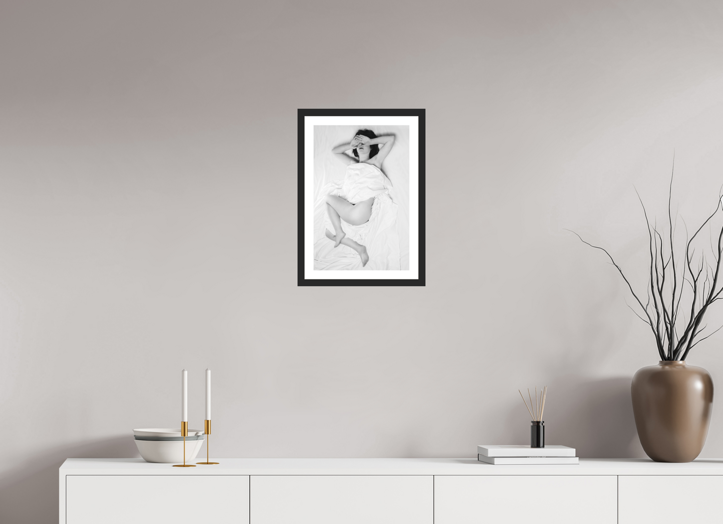 30 x 45 cm, Ilford on Aluminium behind Acrylic Glass, Framed with Border Rise - Schwarzweiß-Fotografie - Teilakt - Hochwertiger Abzug in Galeriequalität