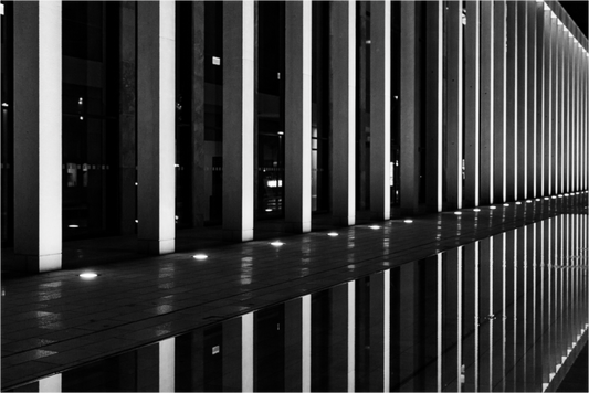 Rail - Schwarzweiß-Nachtfotografie - Hochwertiger Abzug in Galeriequalität
